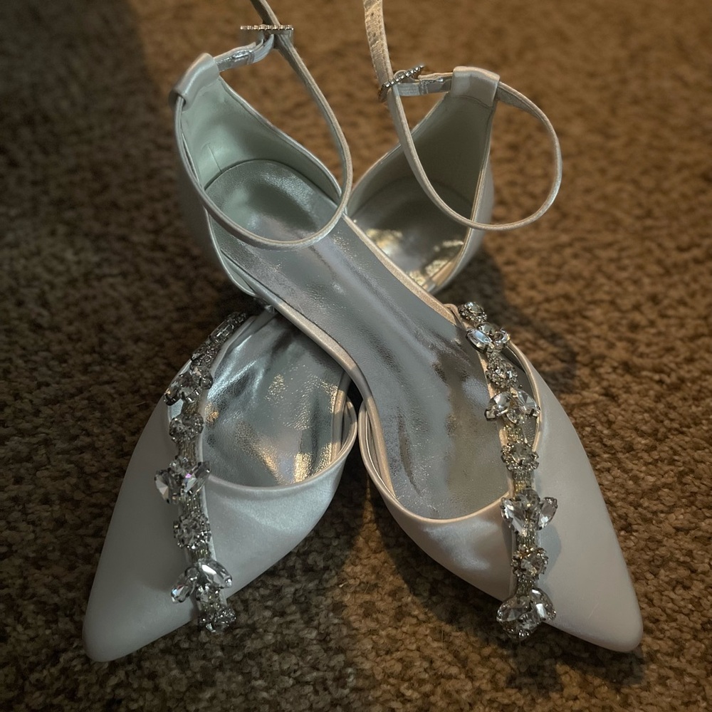 Elegant White Satin Women's Shoes with Crystal Embellishments